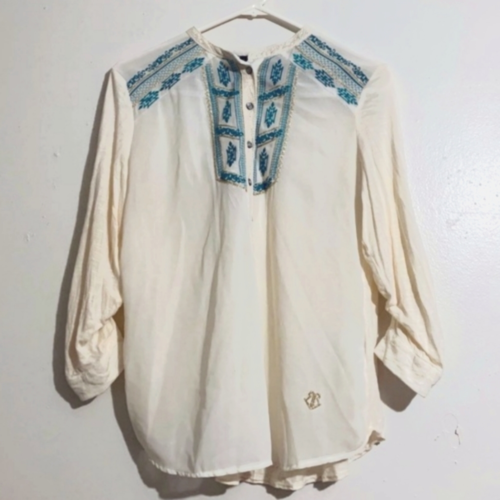🐦- Roar sz Med Electric Cream Colored Turquoise Embroidered Blouse